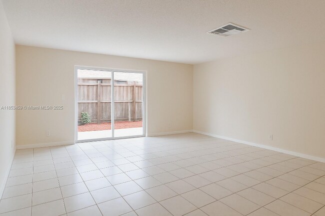 Foto del edificio - 9660-9666 NW 35th St