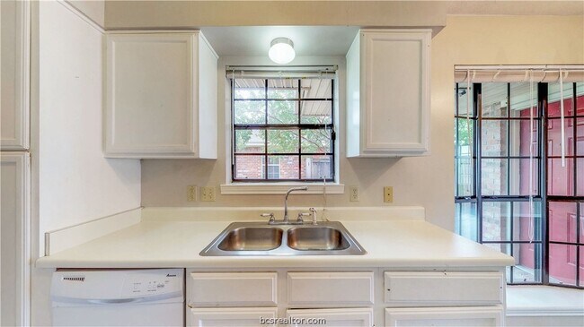 Foto del edificio - 1913 Woodsman Dr