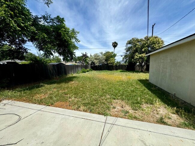 Foto del edificio - 2bedroom 1 bath home in Sacramento