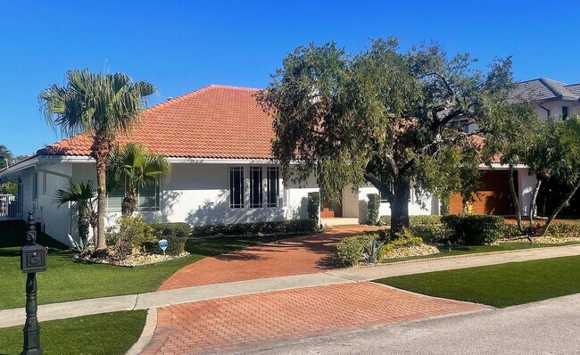 Foto del edificio - 885 NE Mulberry Dr