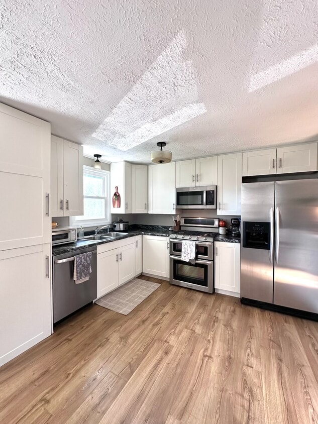 Primary Photo - 107 Lakelawn Dr