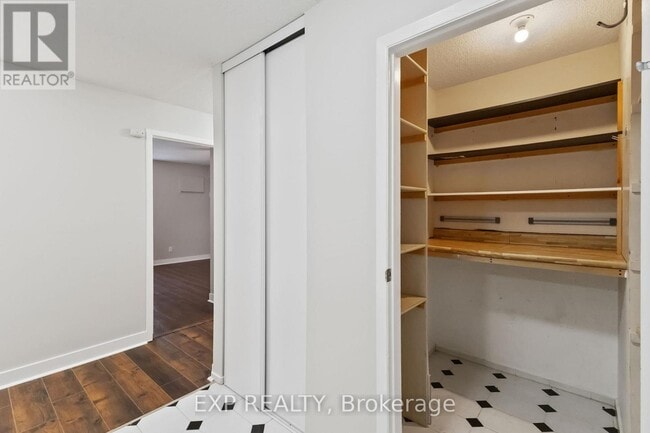 Building Photo - 725 Deveron Crescent