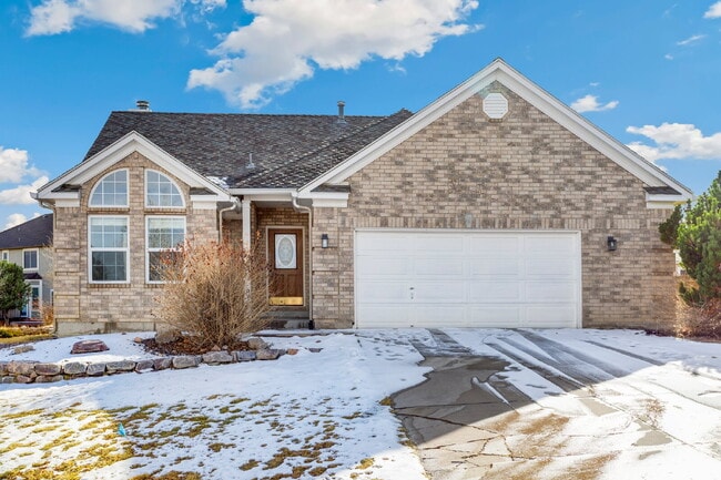Building Photo - Spacious 5-Bedroom Broadmoor Glen Rancher ...