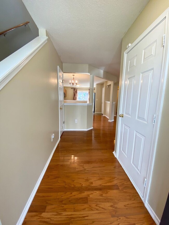 Building Photo - LOCATION IS KEY!!  4 Bedroom House in the ...