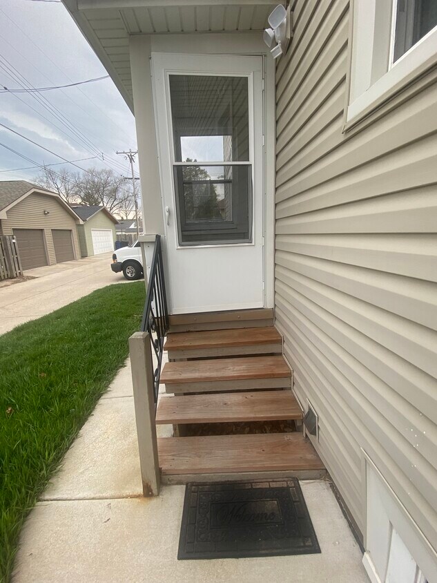 Private Entryway - 1340 Hayes Ave