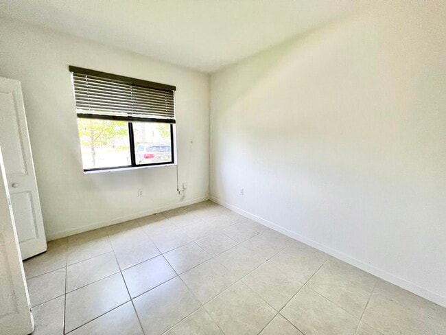 Building Photo - 575 NE 208th Ter