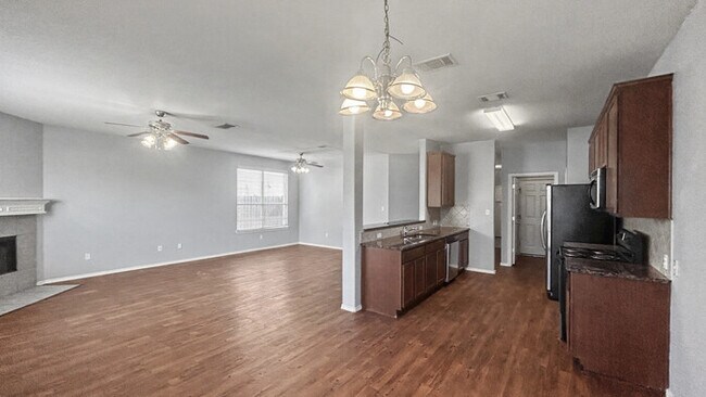 Building Photo - 3 Bed, 2 Bath Home with Garage & Fenced Yard / Pet-Friendly / Available now!