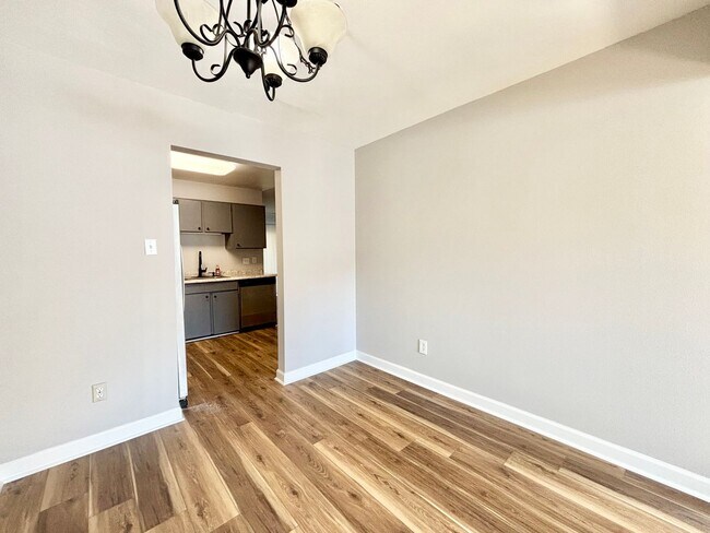 Foto del edificio - Cozy Updated End Unit Home In Virginia Beach