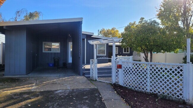 Foto del edificio - 643 NE Channon Ave