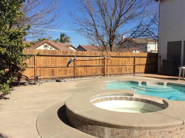 Foto del edificio - INGROUND POOL with pool service provided