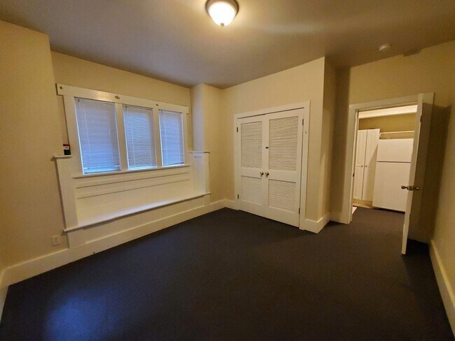 Foto del edificio - 7 Bed/2 Bath Unit in a Nice Duplex near UW...