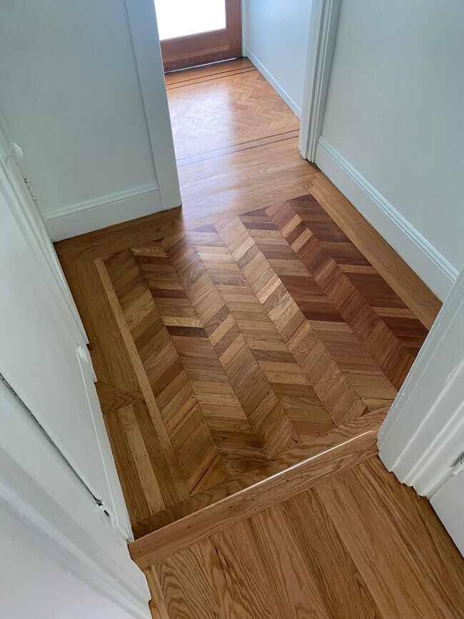 Gorgeous hardwood floor at entry. - 2101 23rd St