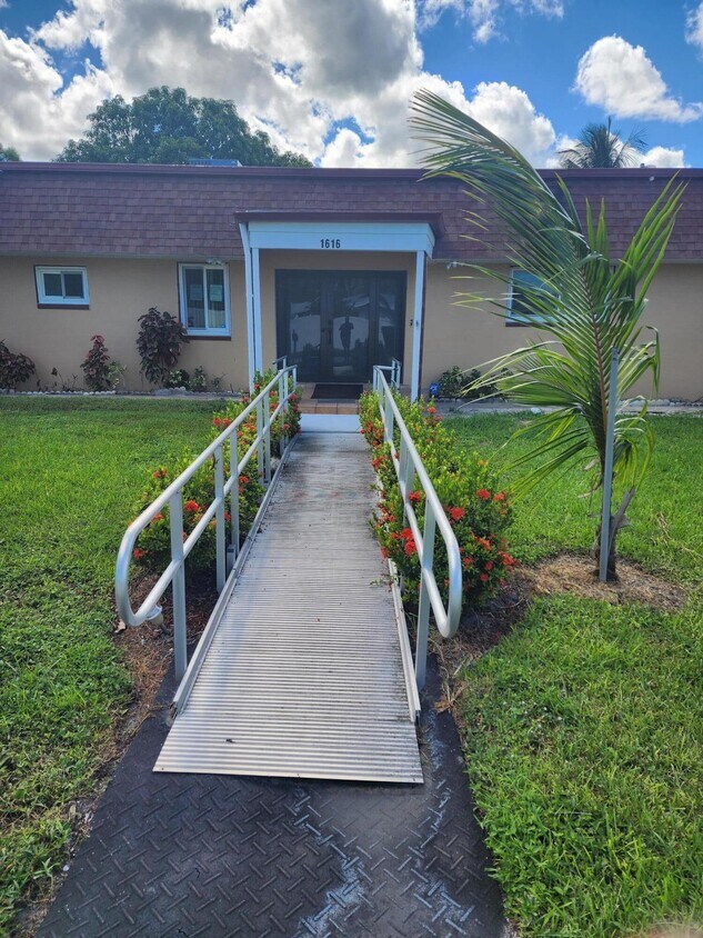 Foto del edificio - 1616 Crandon Ave