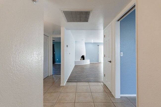 Building Photo - 2-Car Garage & Fenced Yard! 2-Bed, 2-Bath Home in East Tucson