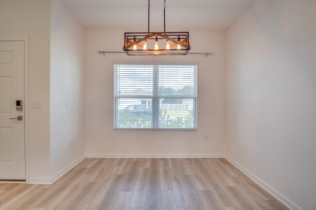 Foto del edificio - 3BR/2BA Home Near Navy Federal Featuring Quartz Counters, 2-Car Garage & Internet Included