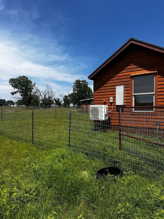 Building Photo - CABIN - Brock ISD - HORSES WELCOME