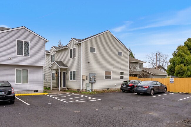 Building Photo - Spacious 2-Bedroom/1.5 bathroom in SE Portland