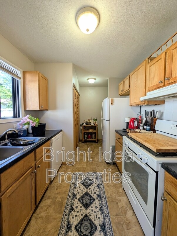 Foto del edificio - 2710 Upland Ln N