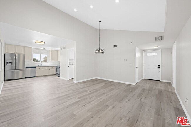 Foto del edificio - 28038 Lakehurst Ave