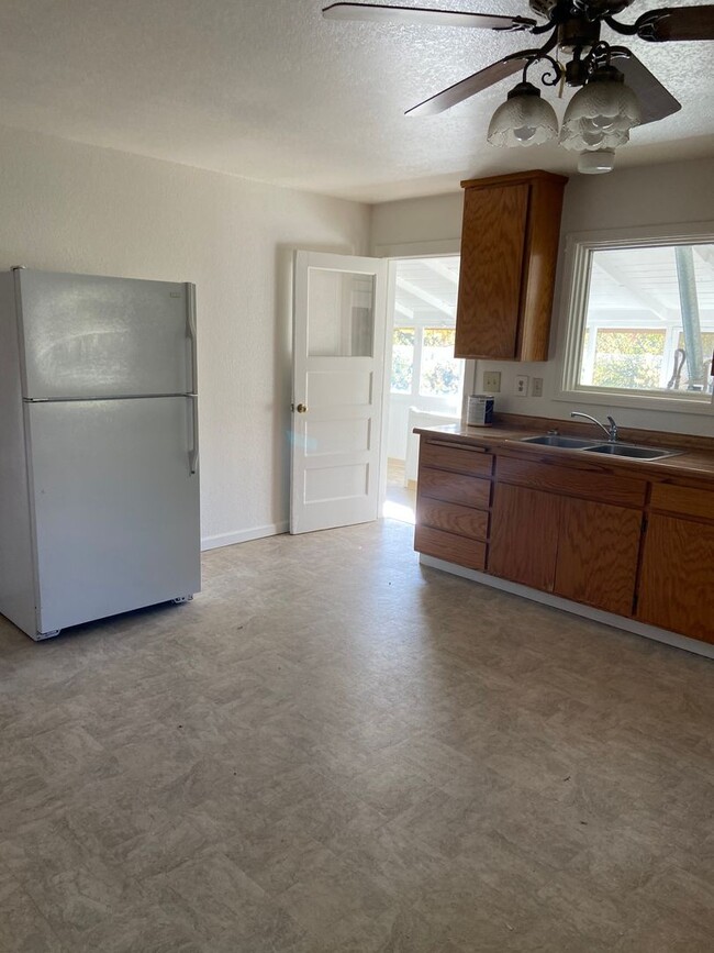 Foto del edificio - Spacious West Petaluma 2 BR/1BA Duplex Ava...