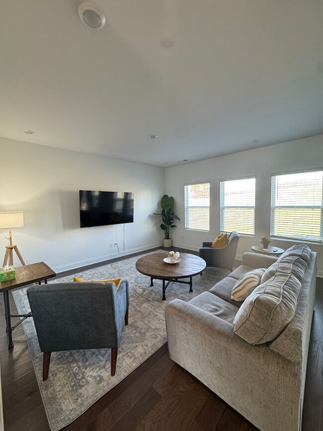 Foto del edificio - Fully Furnished 4BR Home with Loft, Patio & 2-Car Garage – Lawn Care Included