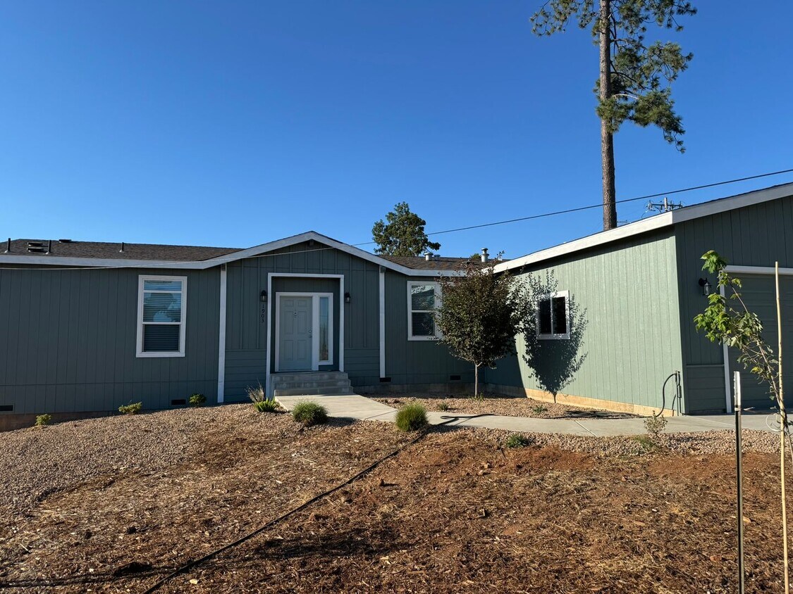 Primary Photo - Fresh, Bright & Move-In Ready on Arrowhead...