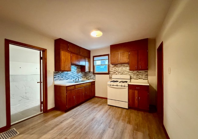 Building Photo - 1718 Lake Ave