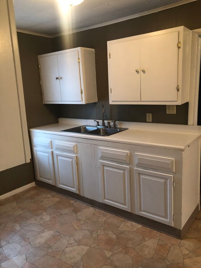 Building Photo - 821 S Leighton Avenue  **MOVE-IN SPECIAL**