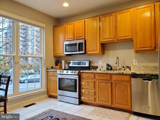 Foto del edificio - 6030 Lincolnia Rd