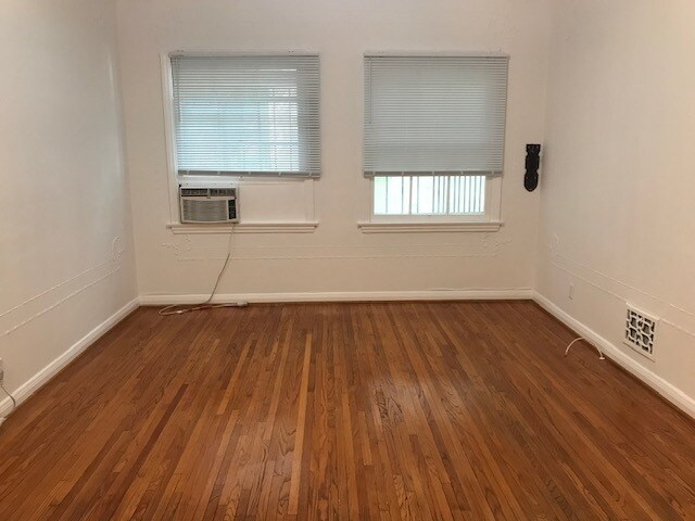 Bedroom - 359 S Cloverdale Ave
