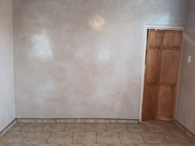 Foto del edificio - Charming 3 bedroom 1 bath in Santa Fe! Sho...