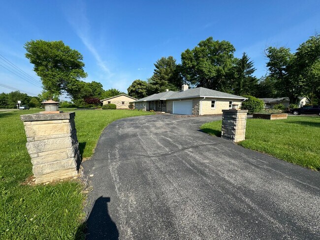Foto del edificio - Home with Paradise Setting in Backyard! Available July 2026!! $2,400 Monthly!
