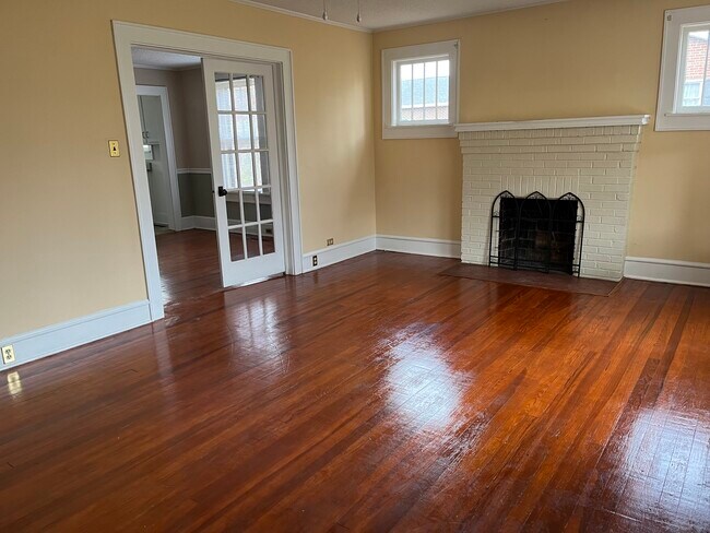 Building Photo - 1607 W Lakeview Dr