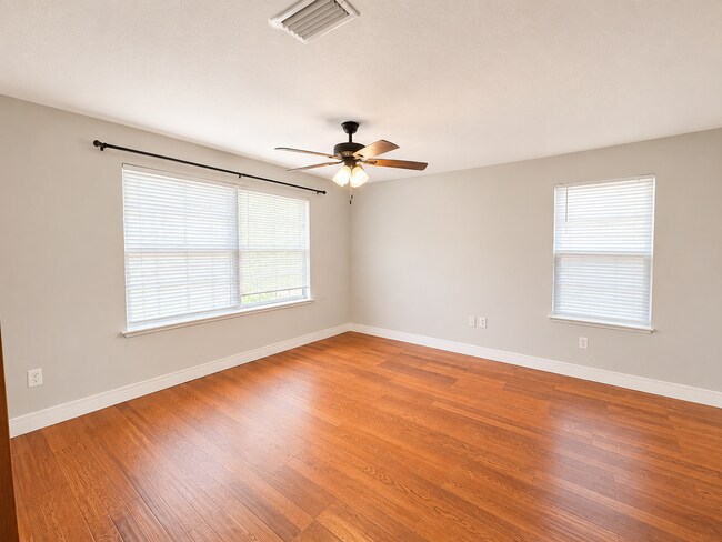Foto del edificio - Charming 3-Bedroom Home with Bonus Room on Spacious Lot – Lake City