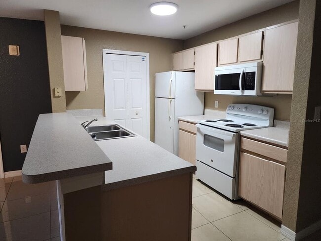 Building Photo - 5483 Vineland Rd