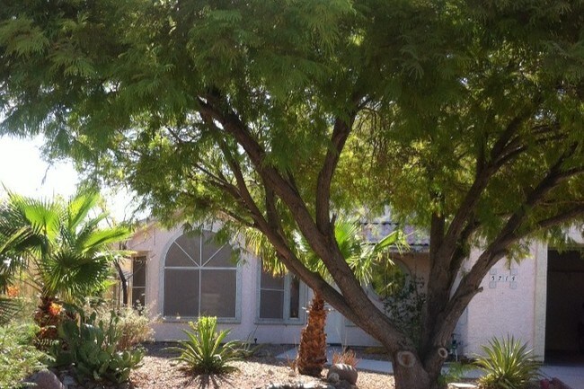 Foto del edificio - 5714 Desert Lakes Dr