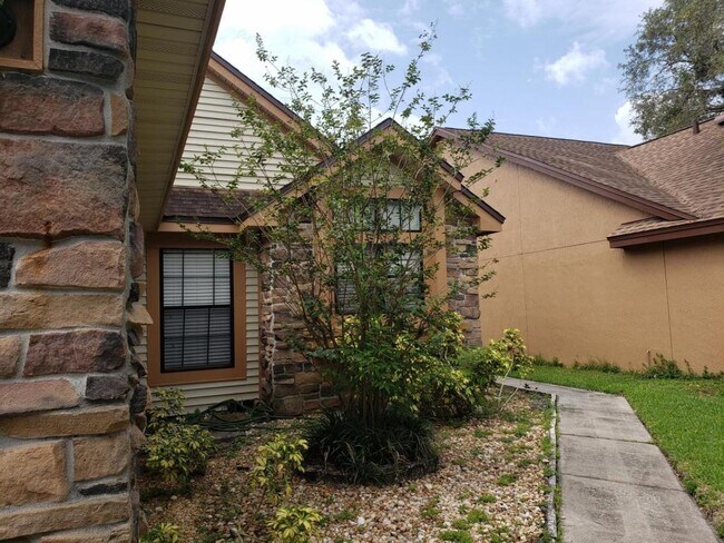 Foto del edificio - 9869 Aloma Bend Ln