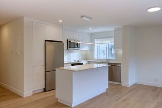 Building Photo - 4555 Av. Bonavista