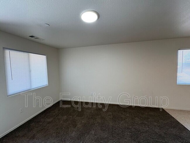 Foto del edificio - 2106 W Lark Ave