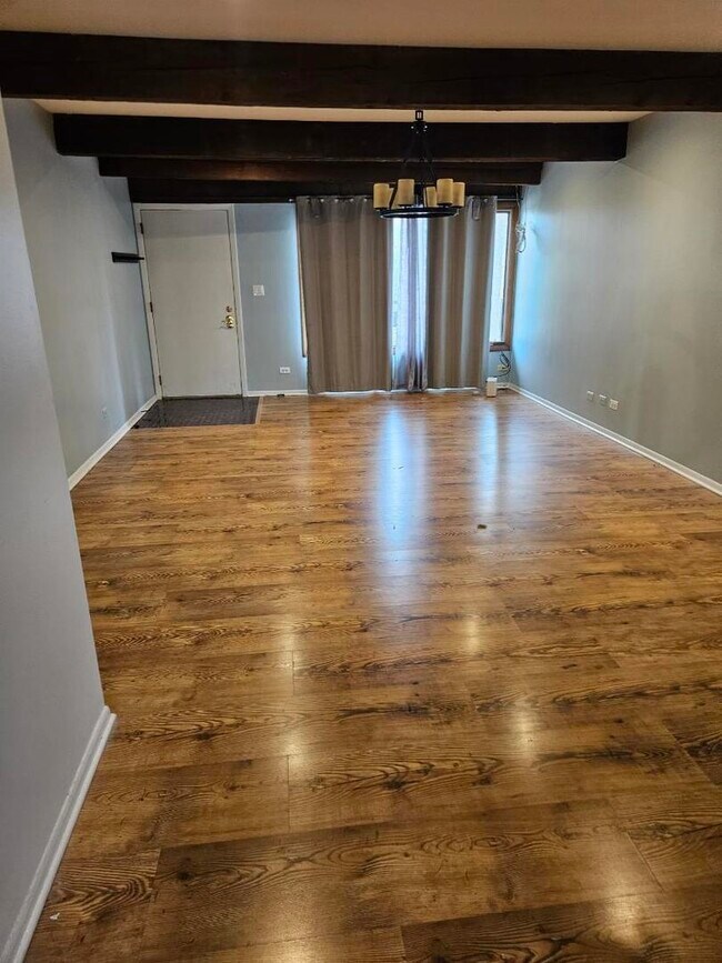 Foto del edificio - 6660 Wood River Dr