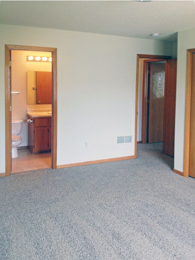 Building Photo - 2 bedroom 2.5 bathroom Town Home in Shakopee