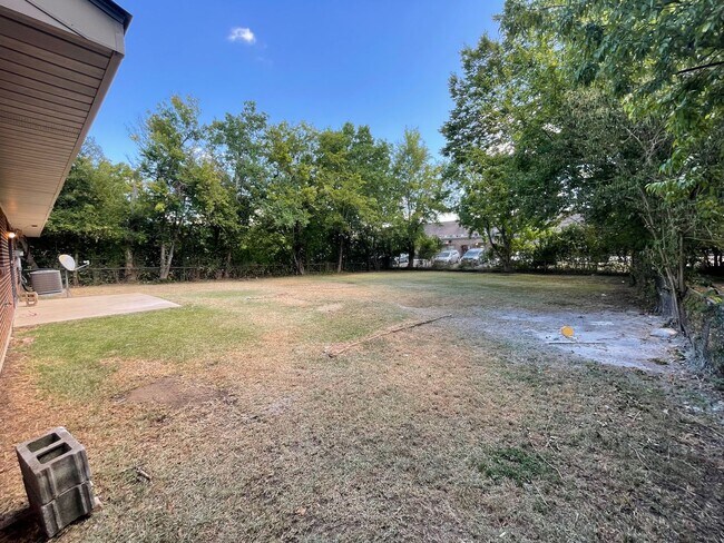 Building Photo - ** 3 bed 1 bath located in Edgewood ** Cal...