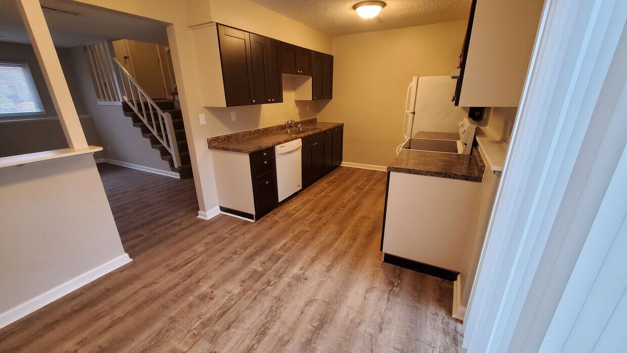 Foto principal - 3 Bedroom, 1 Bathroom split level bi-attac...