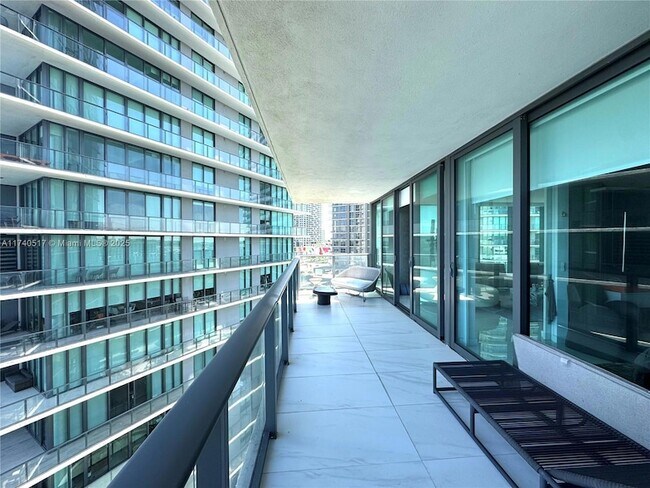 Foto del edificio - 650 NE 32nd St