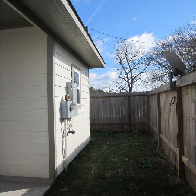 Building Photo - 23431 Hill Rd