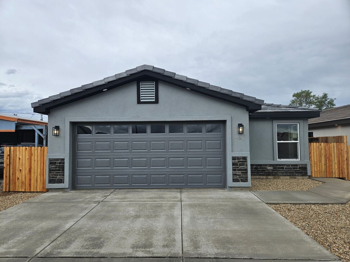 Primary Photo - Brand New 3/2 bath home in central Bullhea...