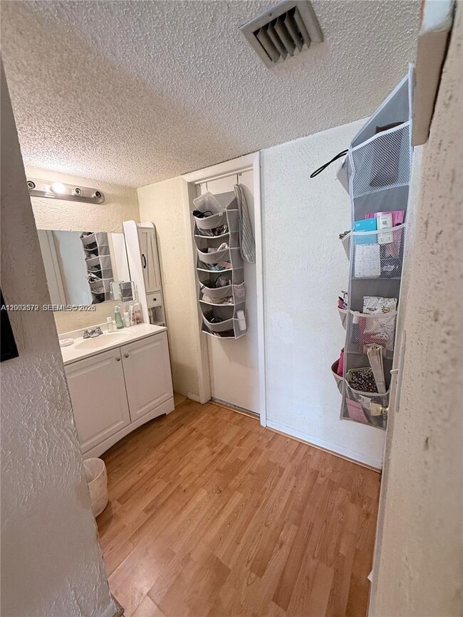 Foto del edificio - 7501 NW 16th St