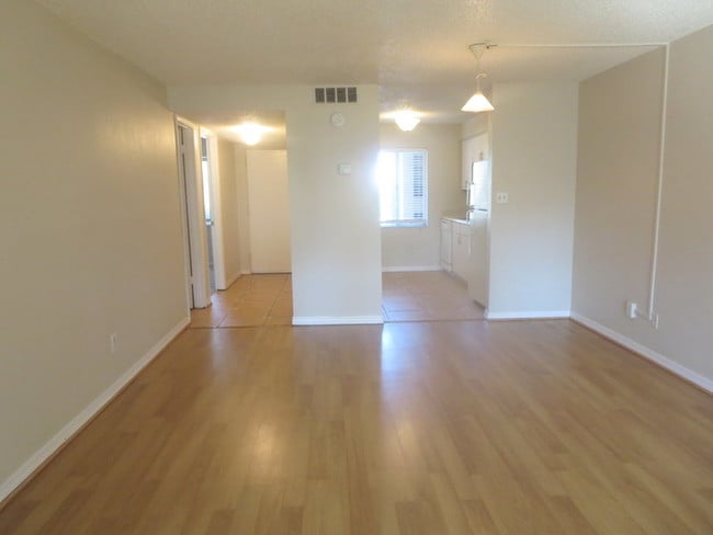 Building Photo - Great 2/2 Condo!