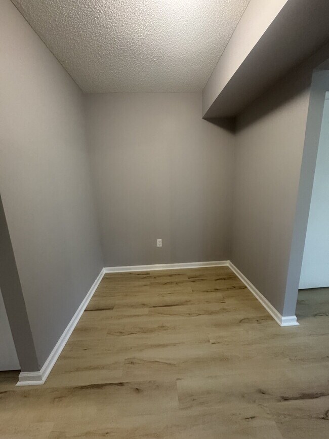 Building Photo - "Charming 1-Bedroom Townhouse Retreat in H...