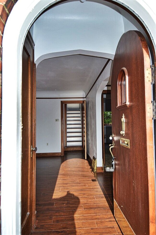 Foto del edificio - Cute as a button 3 Bedroom 1.5 Bath Tudor ...